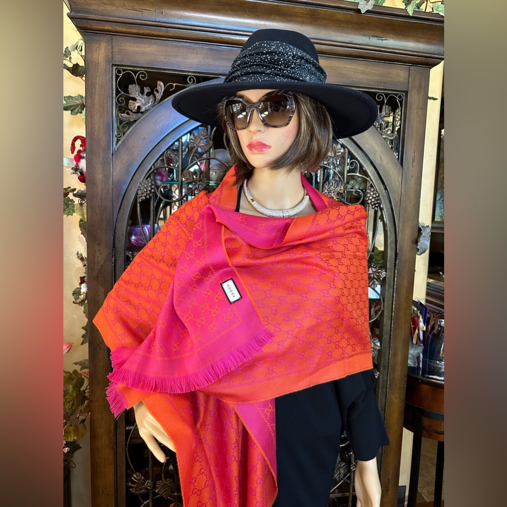 Stunning GG Gucci Reversible Shawl/ Scarf